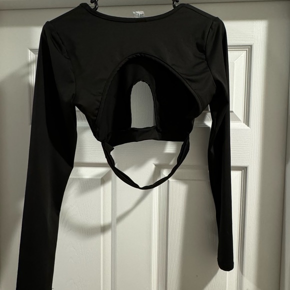 Keyhole cutout long sleeve crop top - Picture 2 of 2